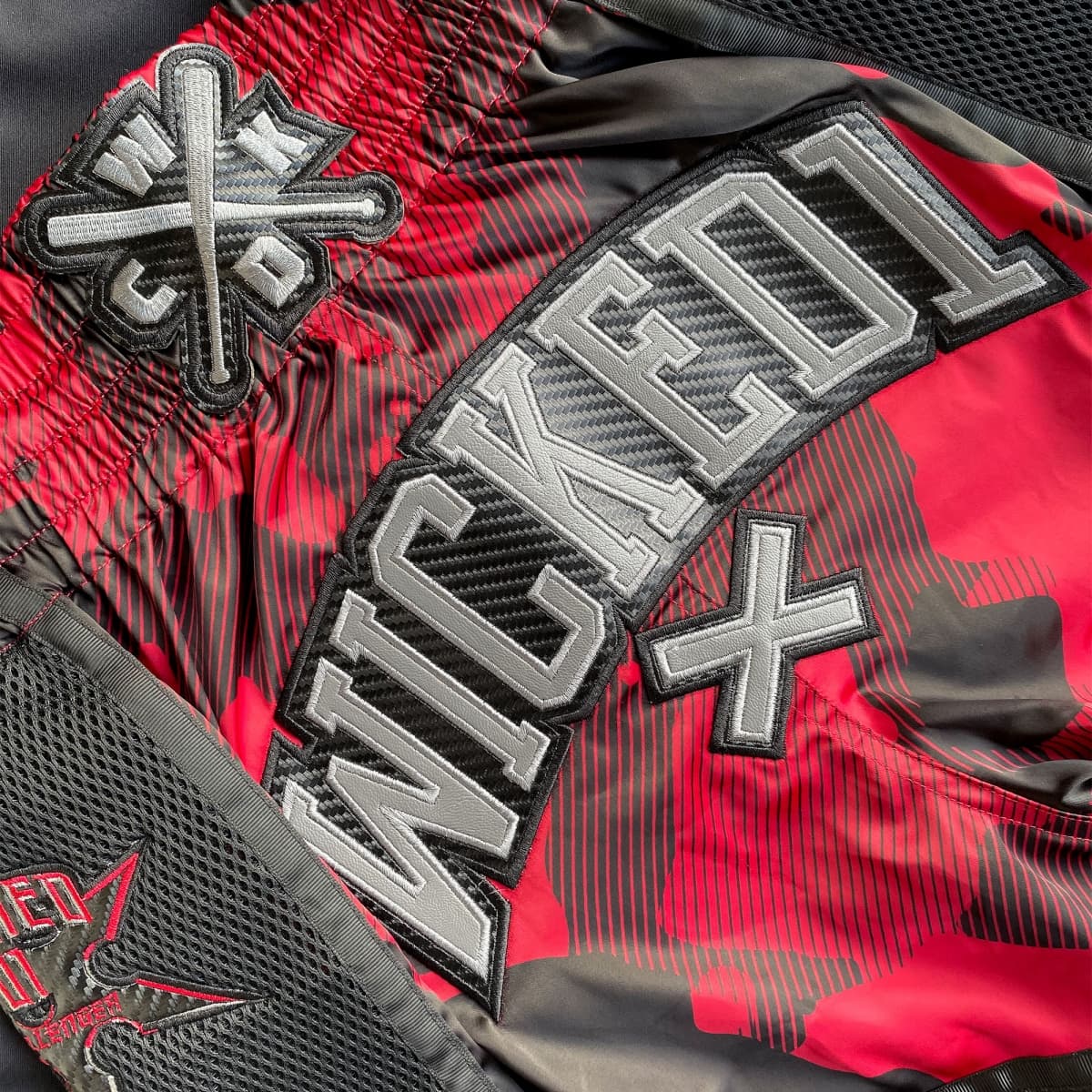 Short de Boxe Thaï Wicked One Onset Rouge Noir - Image 2