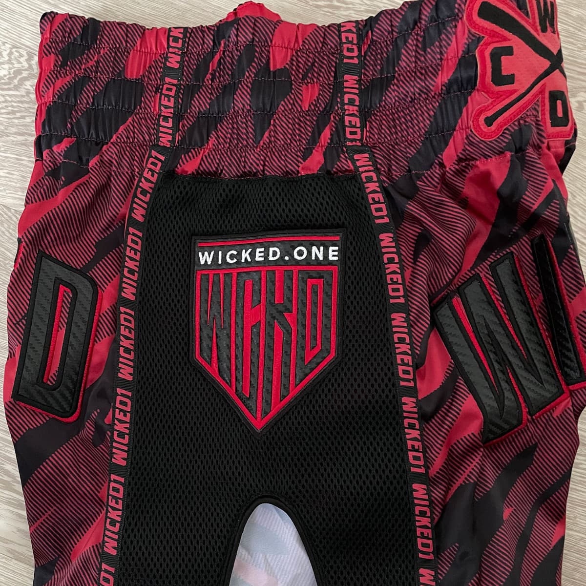 Short de Boxe Thaï Wicked One OFFENSIVE BLACK/ROUGE - Image 3