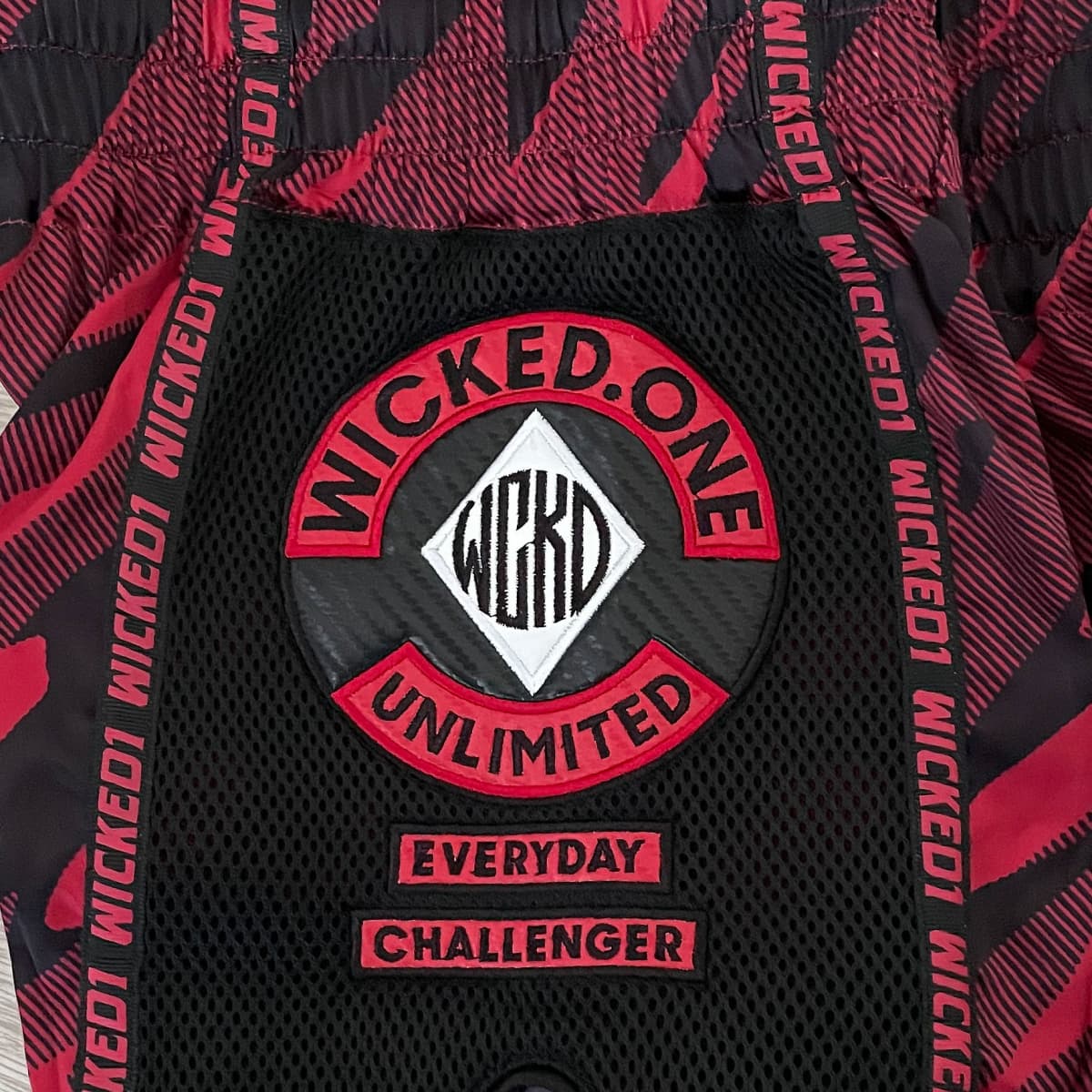Short de Boxe Thaï Wicked One OFFENSIVE BLACK/ROUGE - Image 4